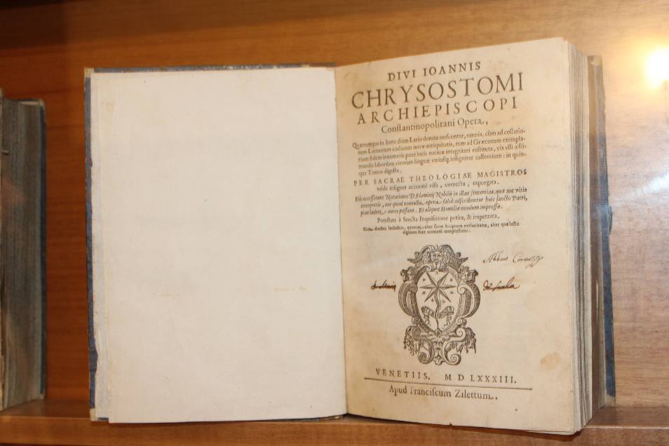 Trattamento viso in cabina con luci soffuse e aromaterapia