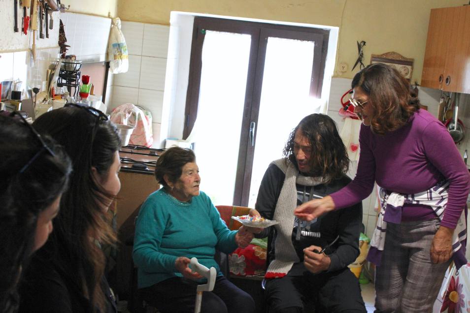 Trattamento viso in cabina con luci soffuse e aromaterapia