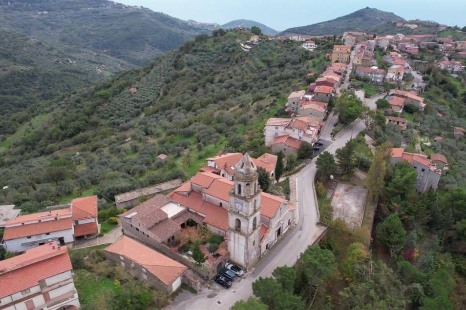 Operatore spa mentre effettua un massaggio manuale rilassante