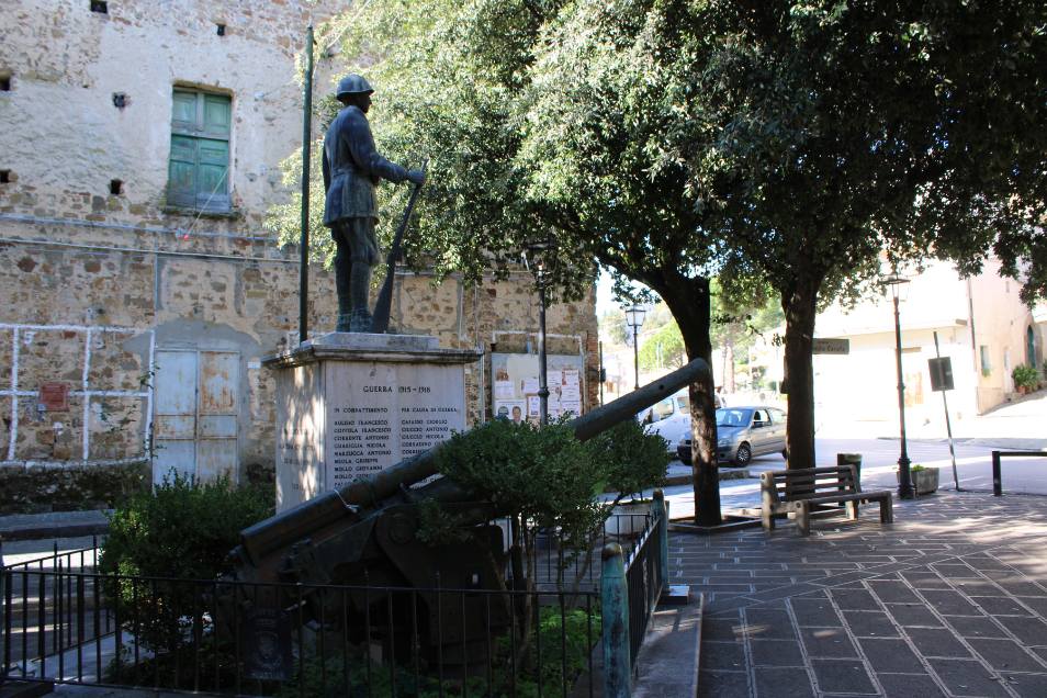 Vista della piscina interna lato del focolare interno alla spa