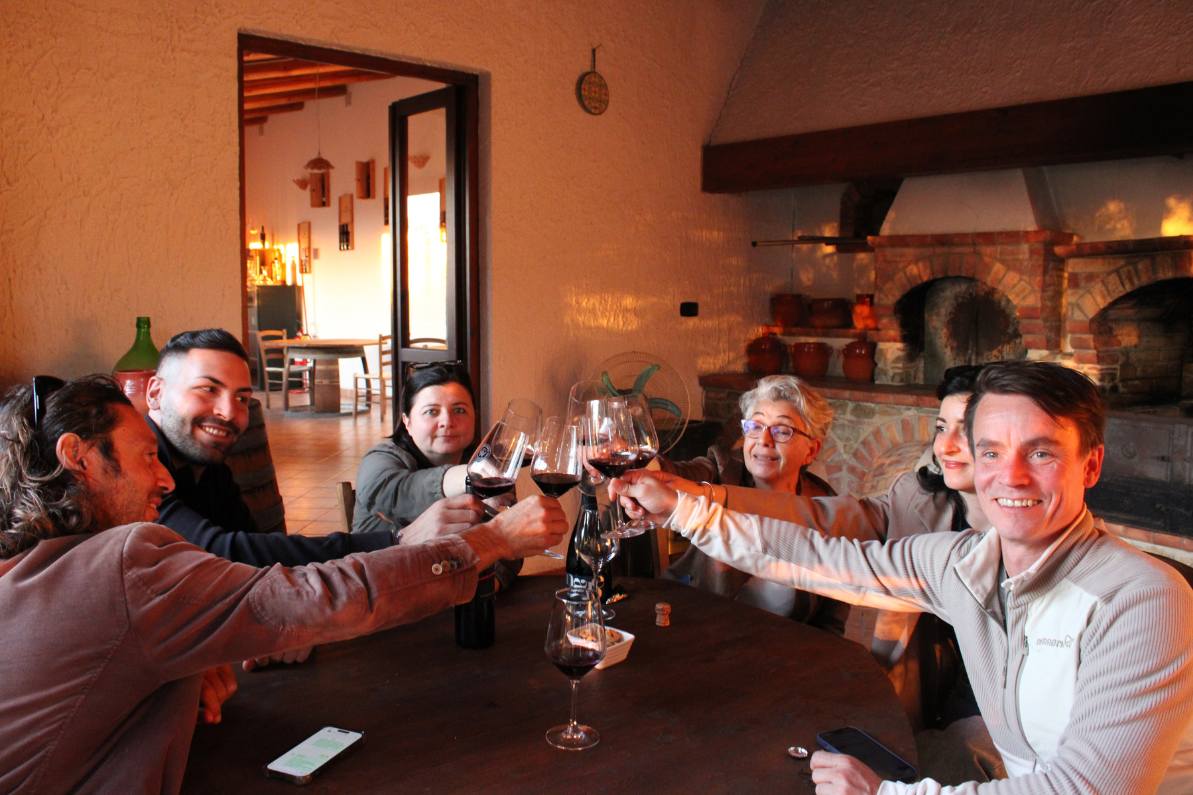 Cocktail e libro su telo rigato, in spiaggia al Beach Club La Pineta Blu