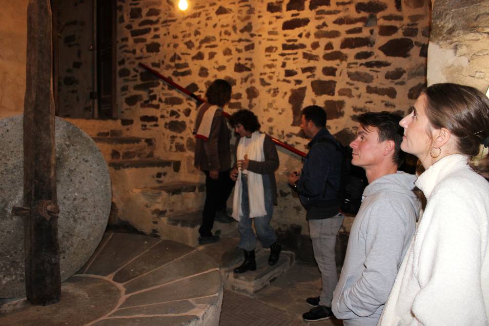 Trattamento viso in cabina con luci soffuse e aromaterapia