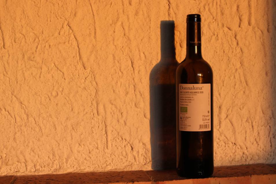 Trattamento viso in cabina con luci soffuse e aromaterapia