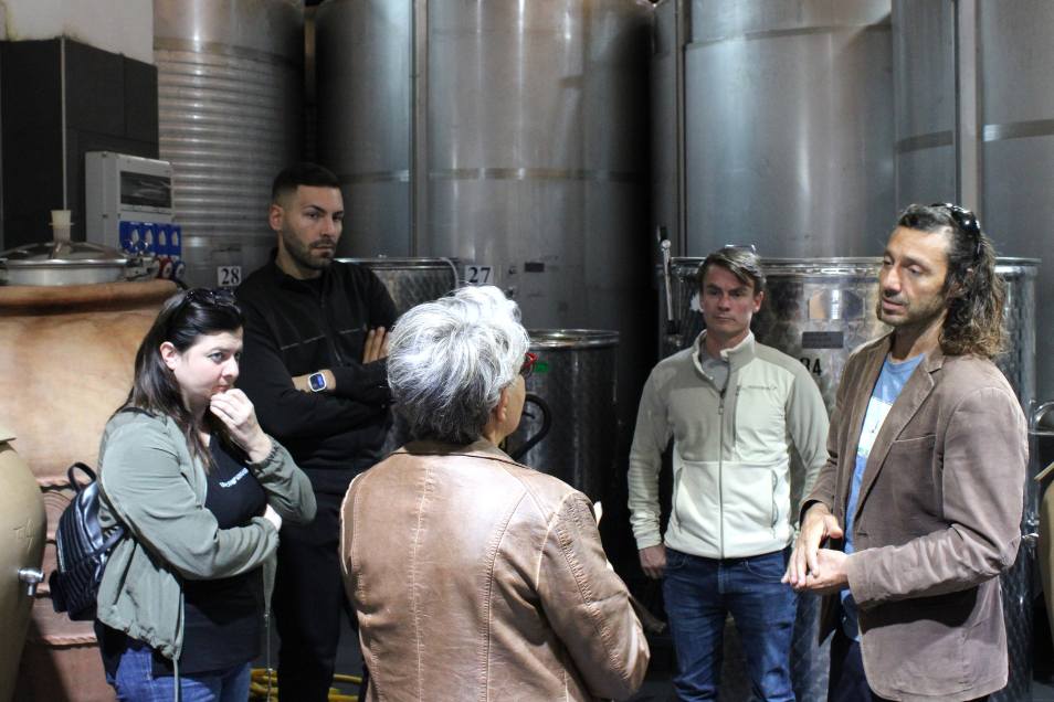 Trattamento viso in cabina con luci soffuse e aromaterapia