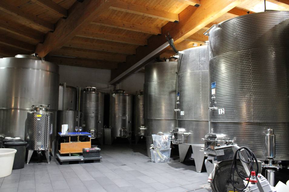 Zona relax con lettini e colonne rivestite in ceramica vietrese