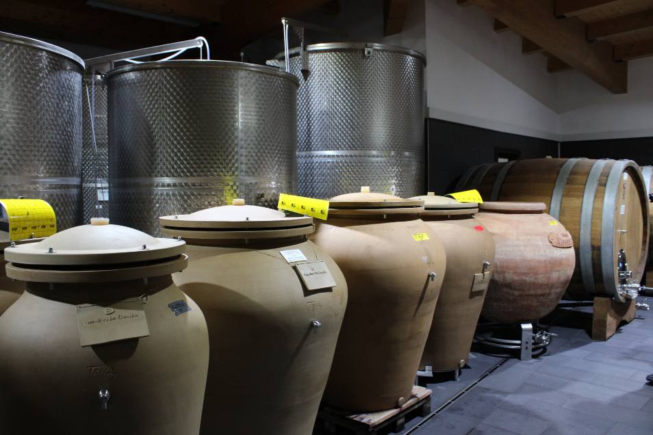 Piscina interna con luci d’atmosfera e dettagli in pietra