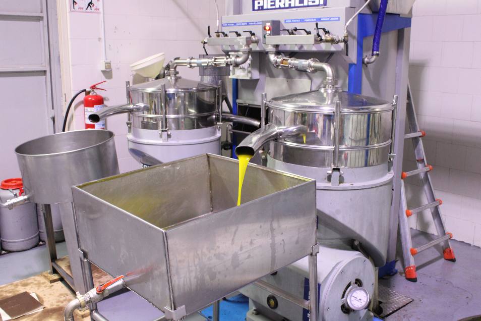 Vista della piscina interna lato del focolare interno alla spa