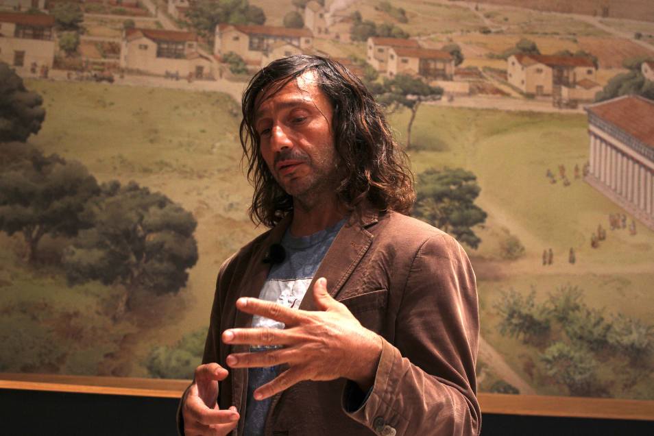 Accappatoio con logo La Pineta ricamato in primo piano