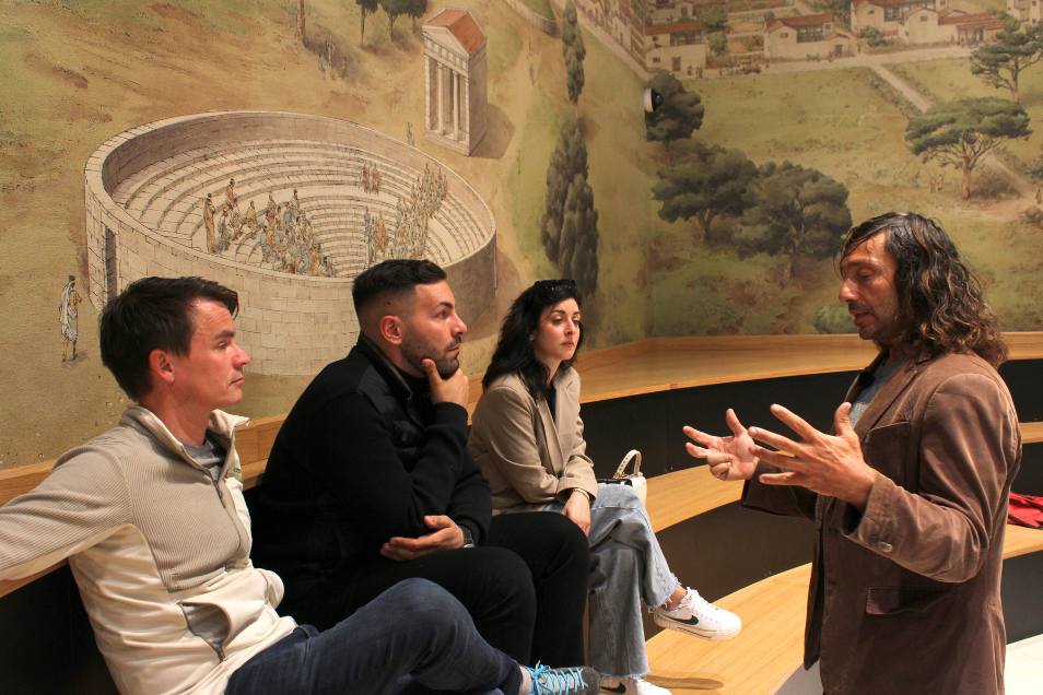 Zona relax con lettini e colonne rivestite in ceramica vietrese