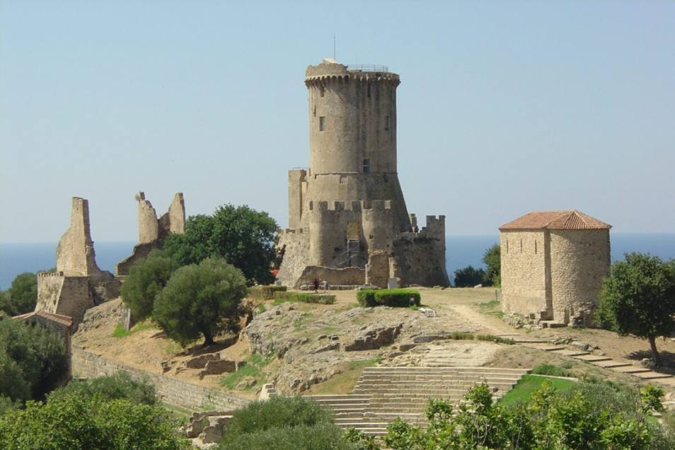 Vista della piscina interna lato del focolare interno alla spa