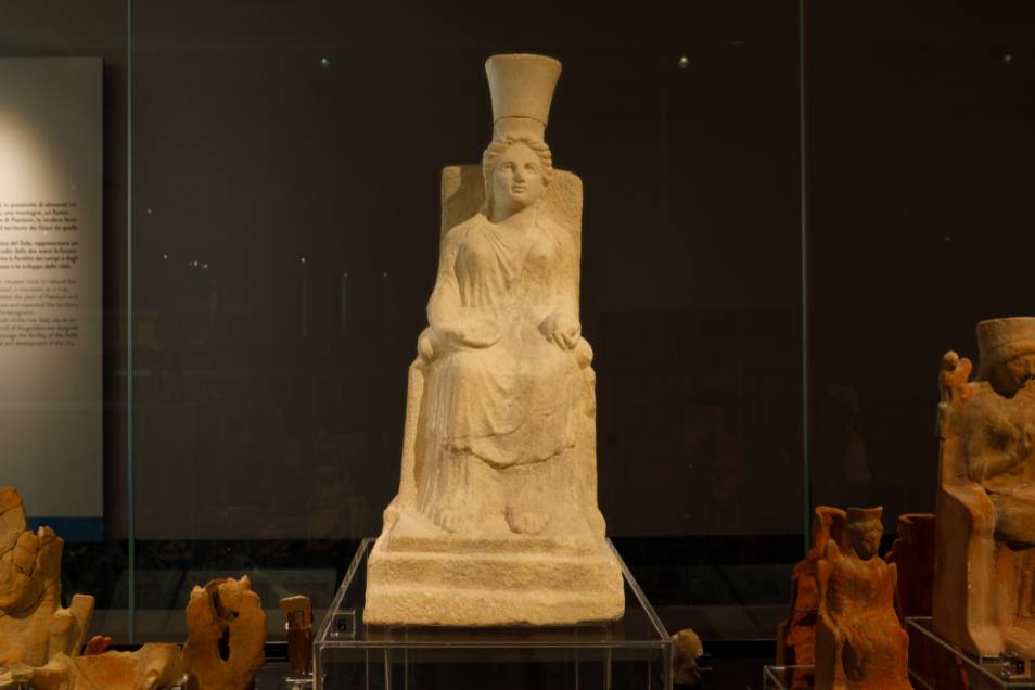 Trattamento viso in cabina con luci soffuse e aromaterapia