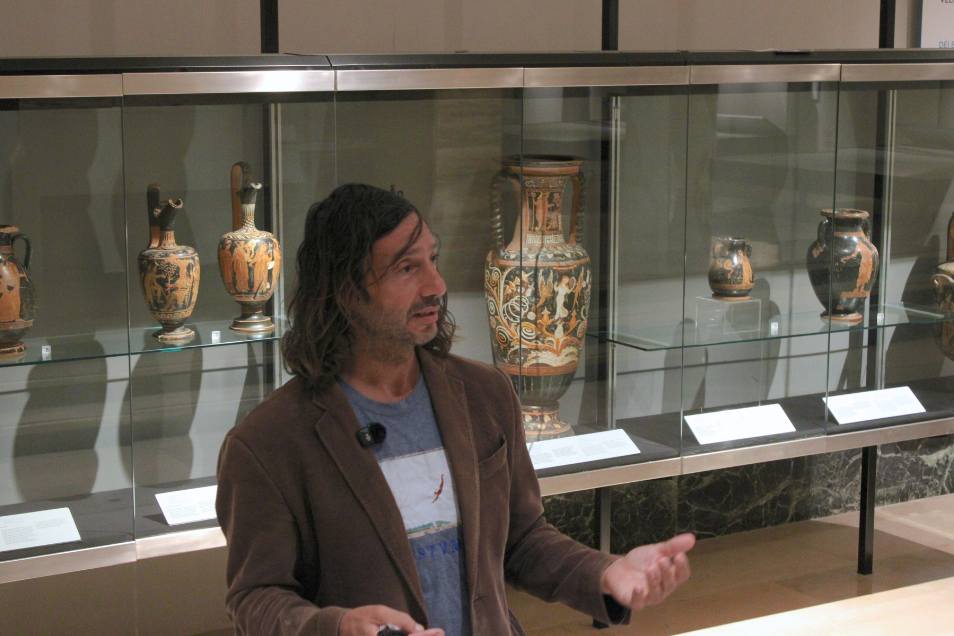 Sauna finlandese con ospite distesa su lettino in legno chiaro