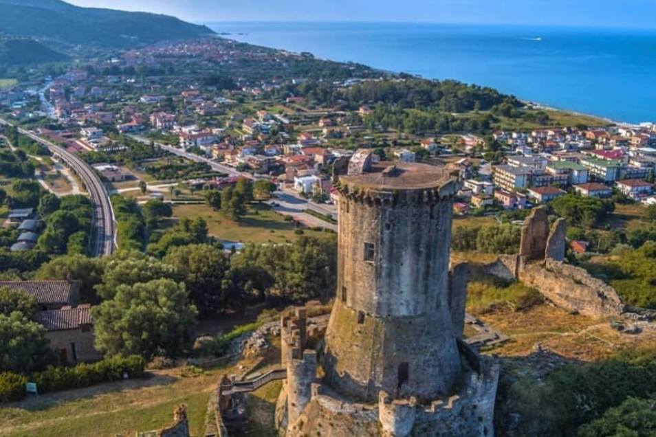 Operatore spa mentre effettua un massaggio manuale rilassante