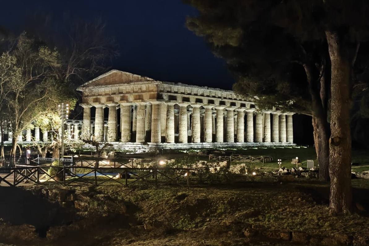 Trattamento viso in cabina con luci soffuse e aromaterapia