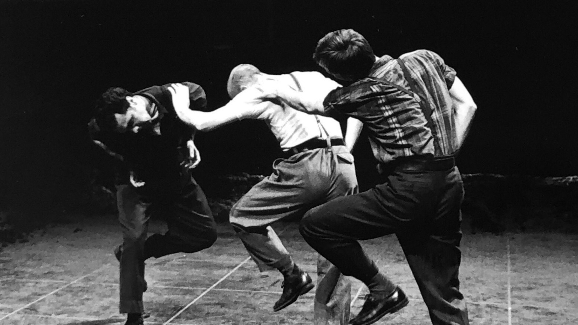 Les danseurs Roger Sinha, Luc Ouellette, Ken Roy interprétant la chorégraphie de Terrains vagues
