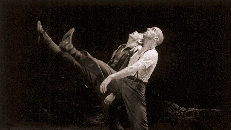 Les danseurs Ken Roy et Luc Ouellette interprétant la chorégraphie de Terrains vagues