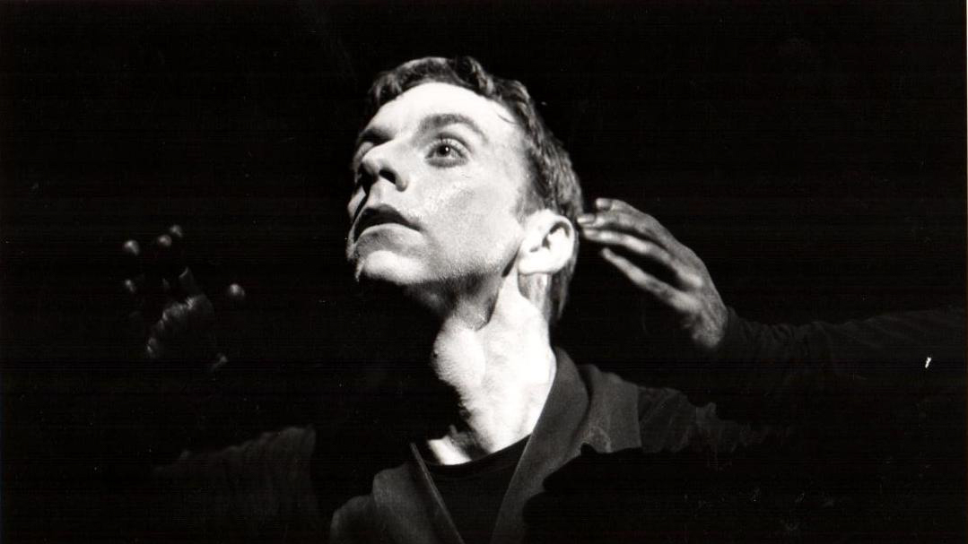 Sylvain Émard interprétant sa pièce Des siècles avec vous