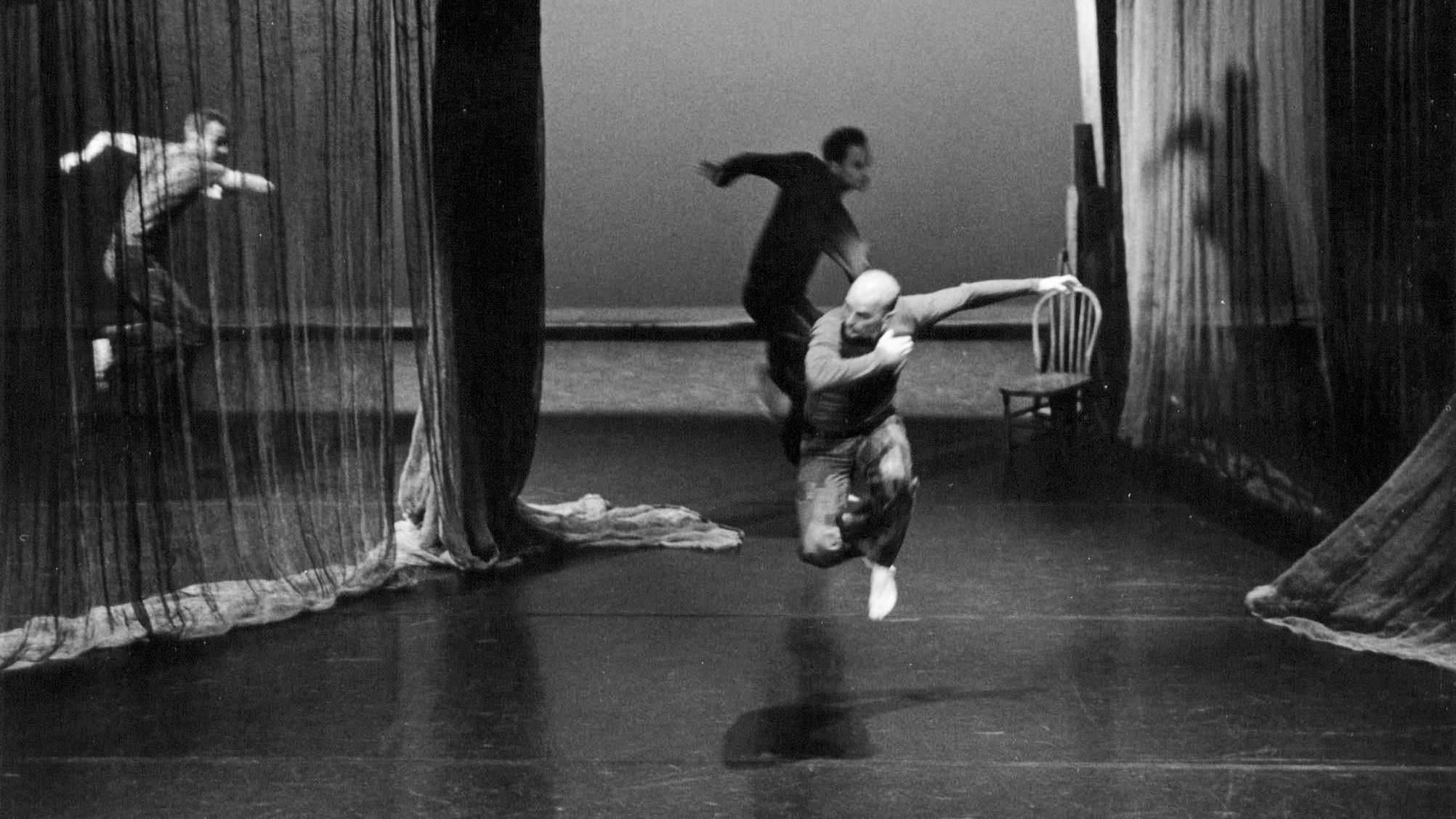 Les danseurs Luc Ouellette, Marc Boivin, et Blair Neufeld interprétant la chorégraphie de Rumeurs