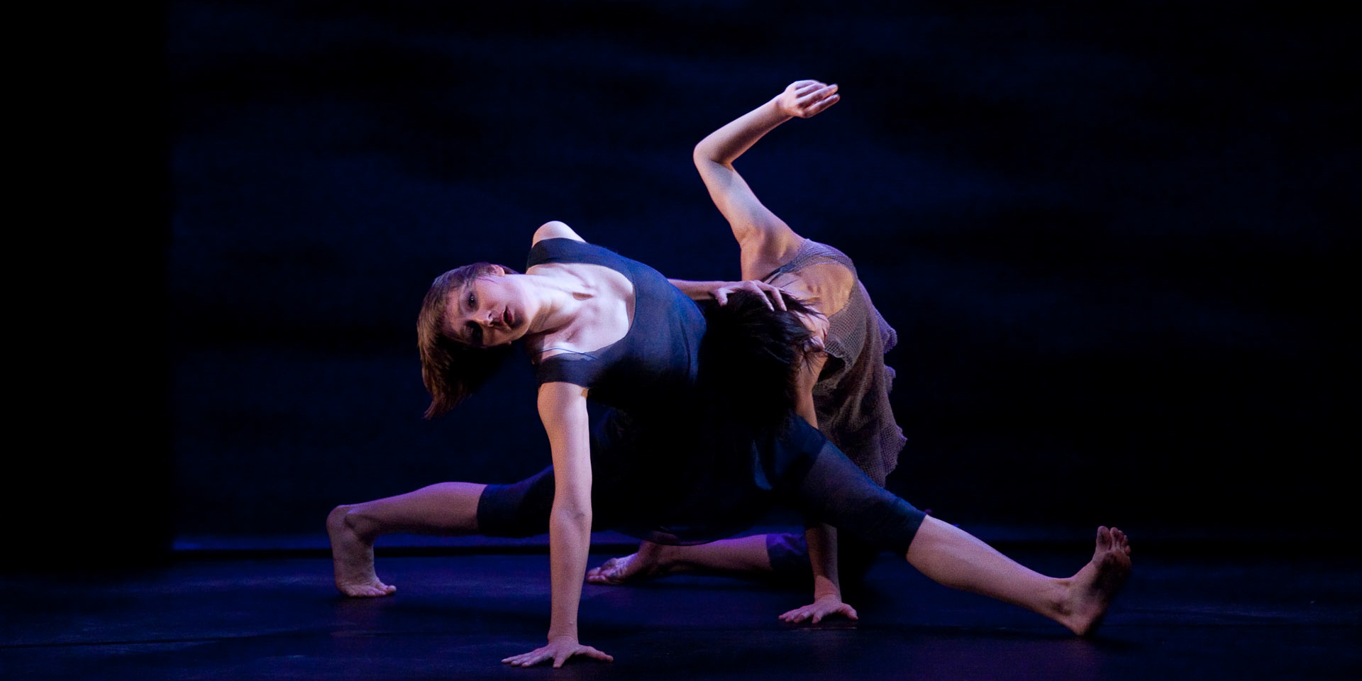 Les danseurs Kristy Kennedy et Karissa Barry interprétant la chorégraphie de Wave