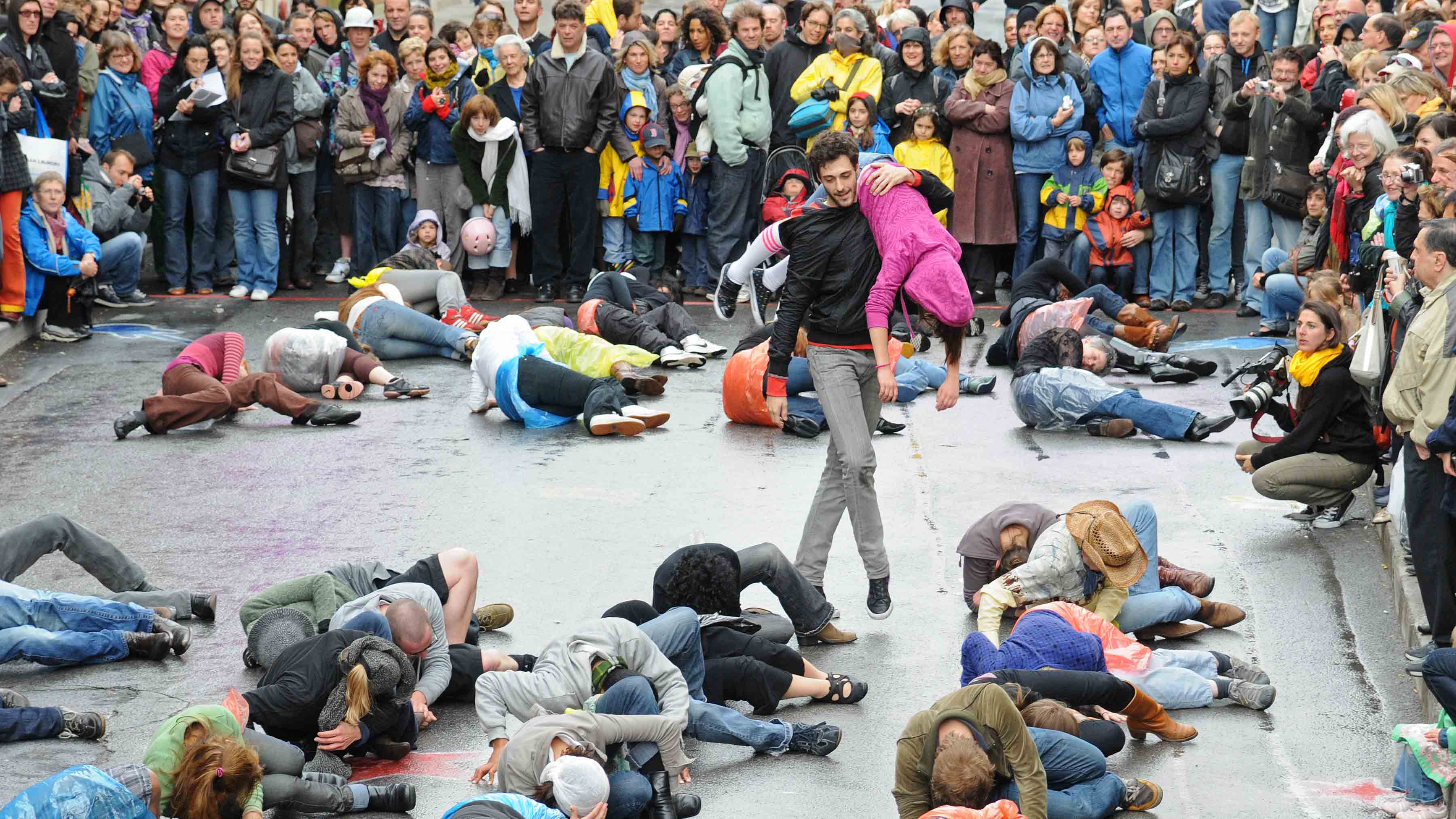 Groupe de danseurs interprétant Le Grand Continental sur la rue Emery, à Montréal