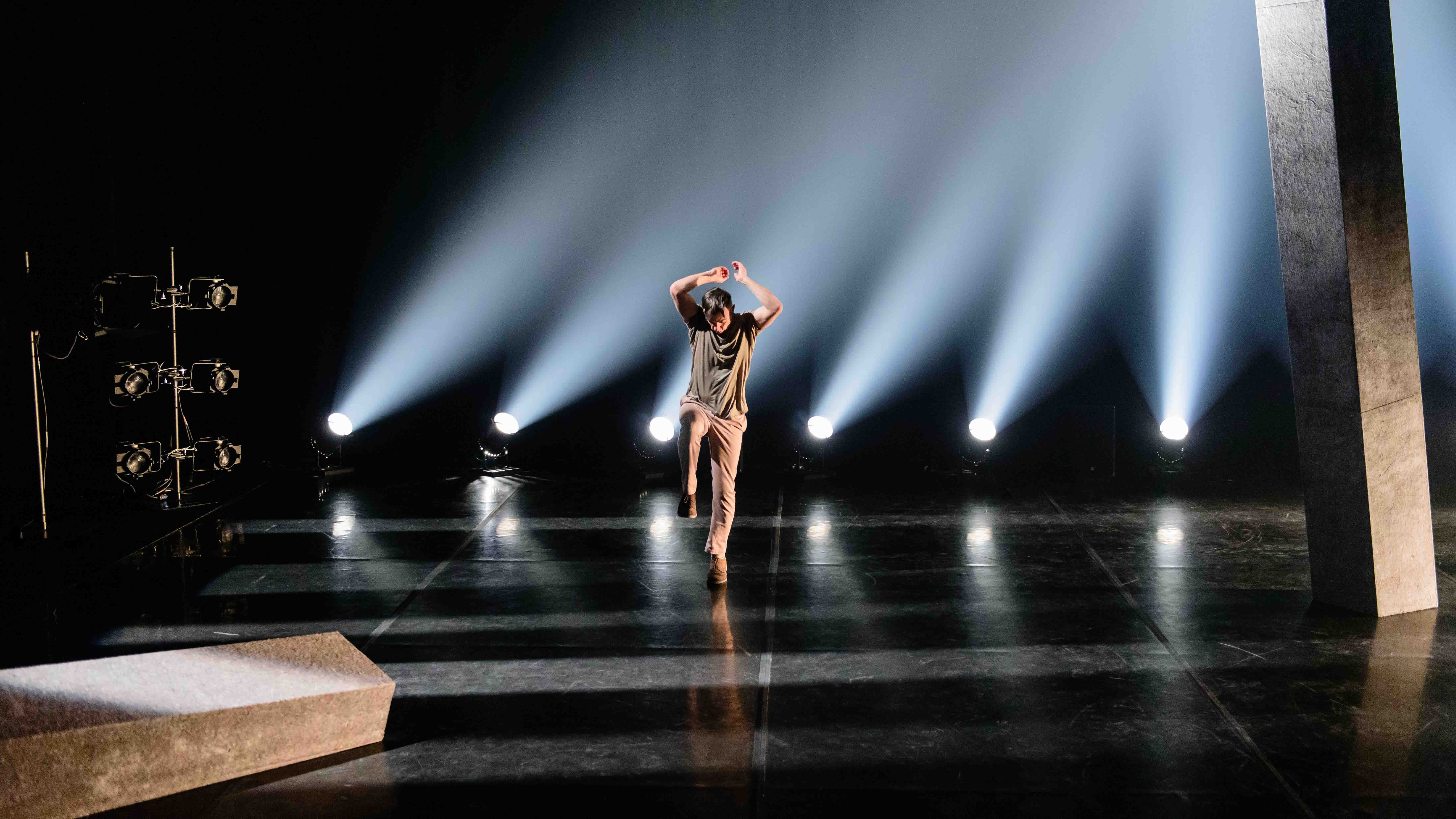 Sylvain Émard interprétant sa chorégraphie Le chant des sirènes