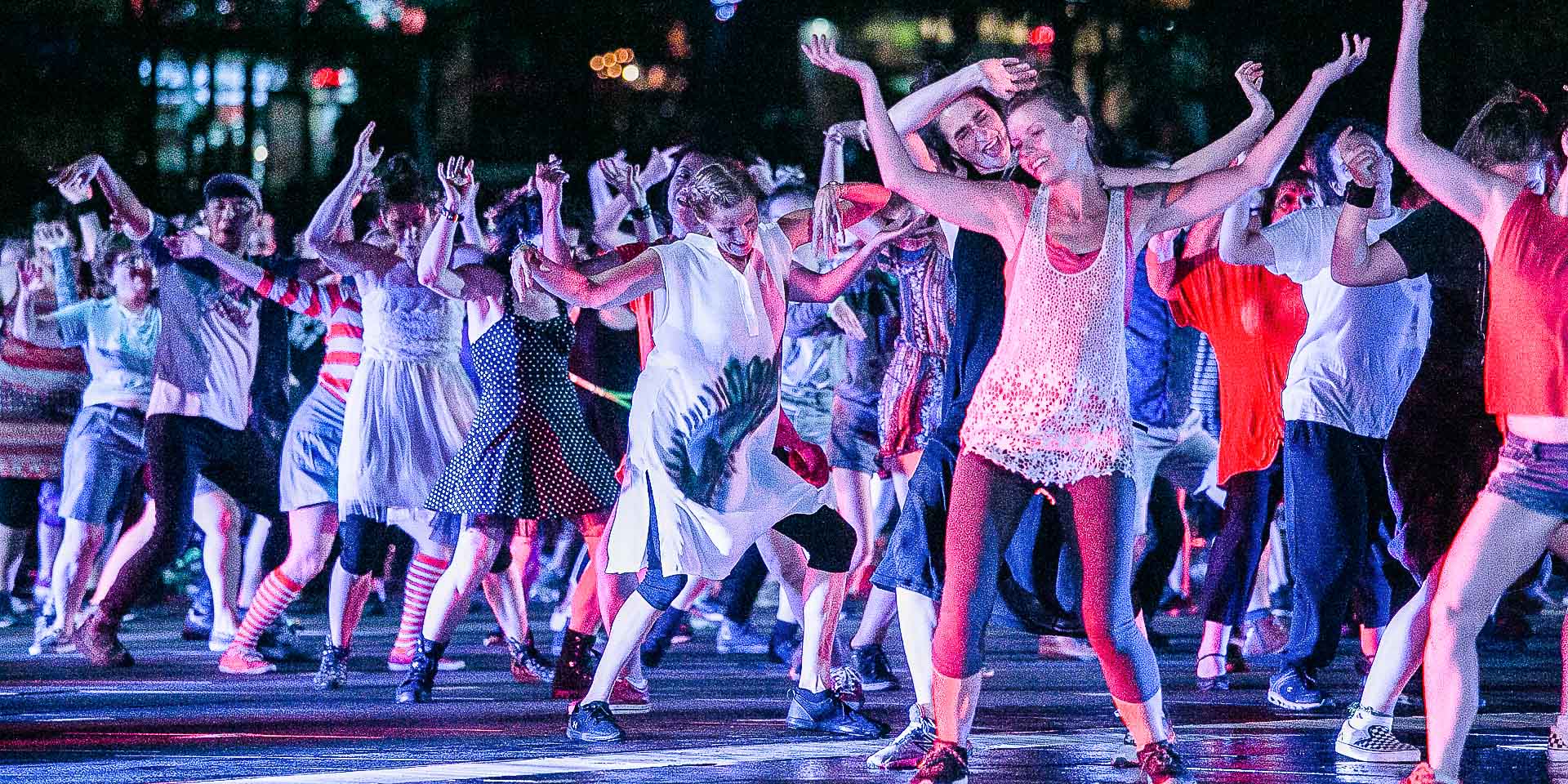 Groupe de danseurs amateurs interprètent la chorégraphie du Super Mega Continental à Montréal