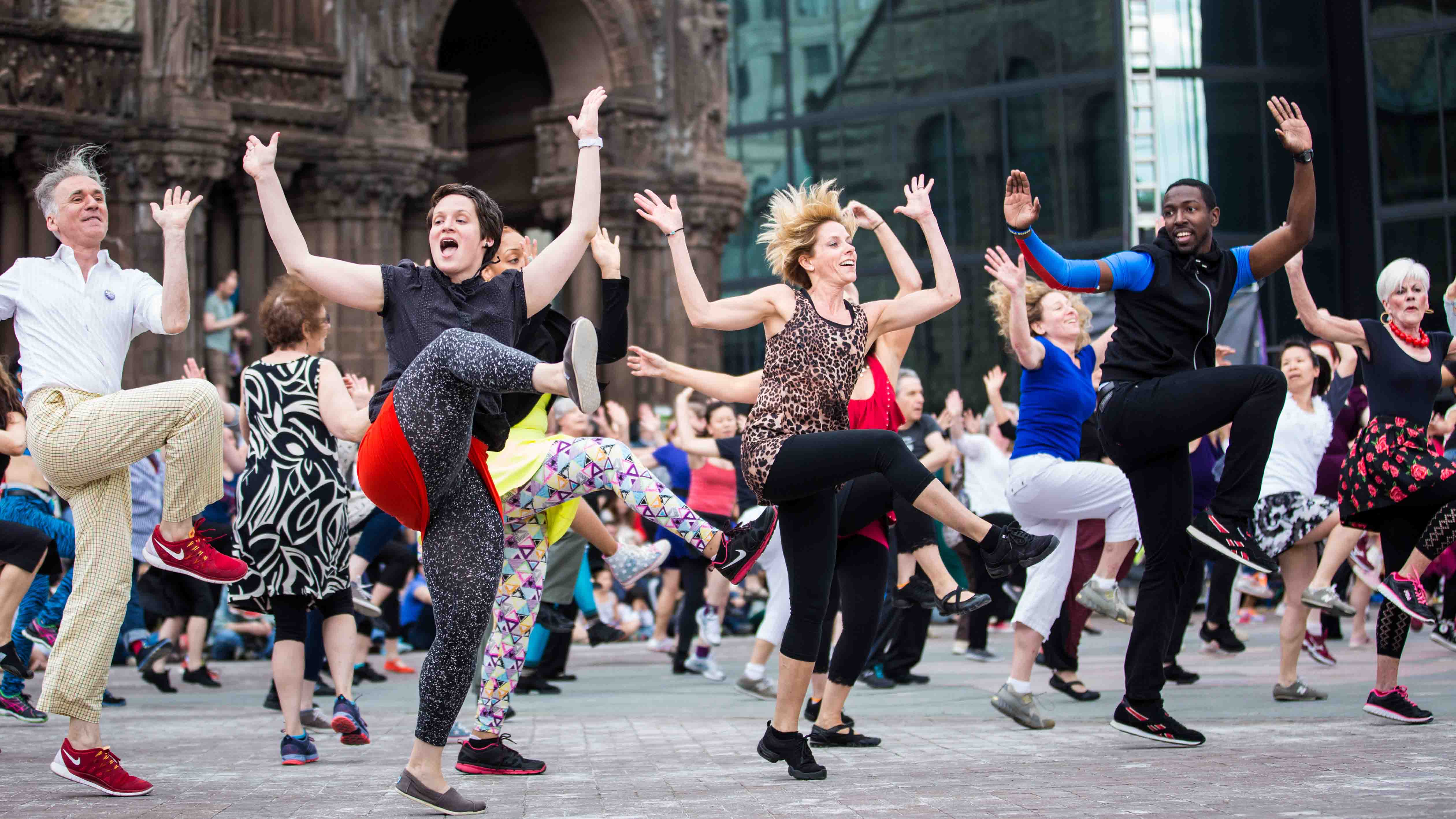 Groupe de danseurs amateurs interprètent la chorégraphie du Grand Continental à Boston