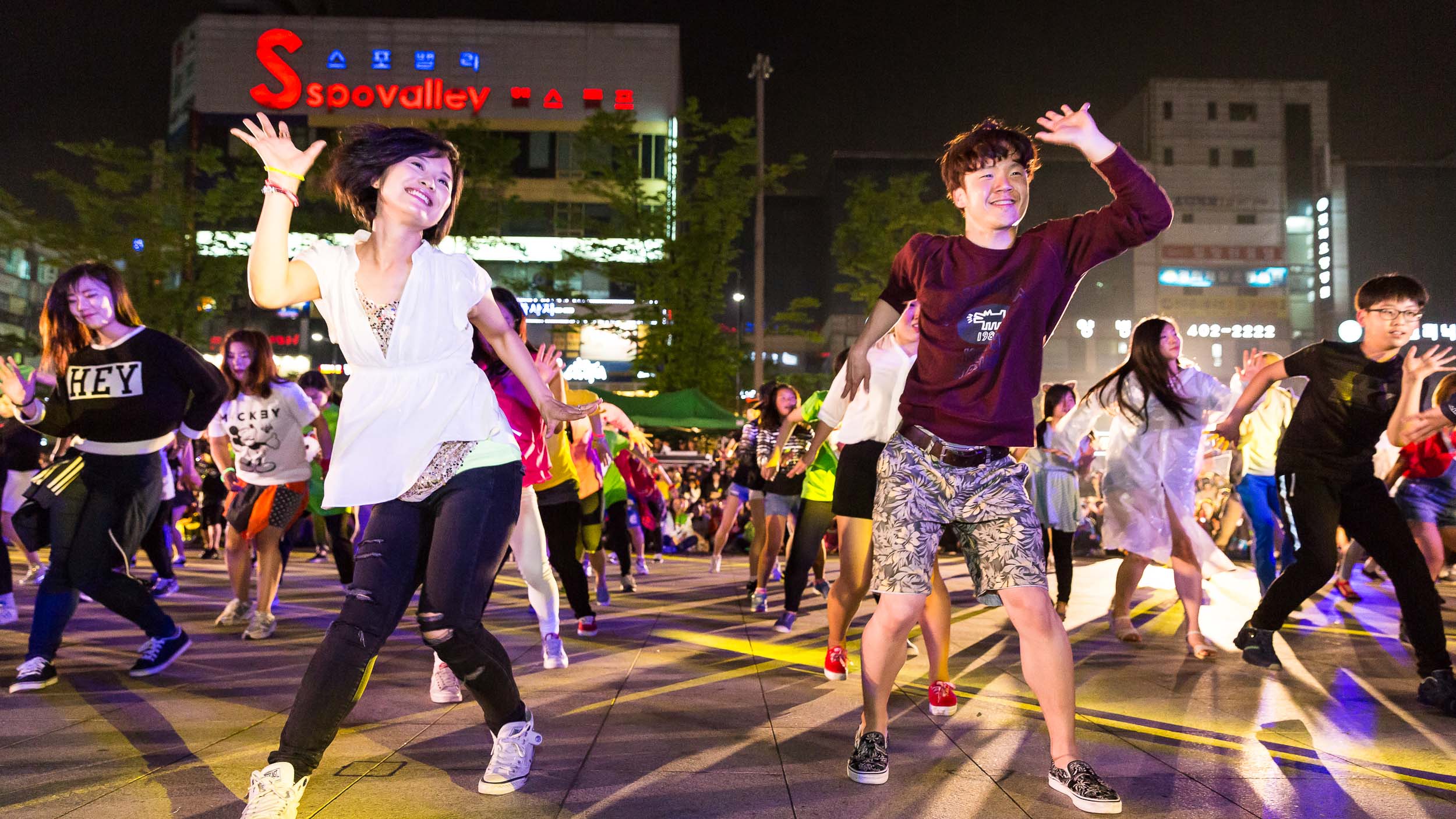 Groupe de danseurs amateurs interprètent la chorégraphie du Grand Continental en Corée
