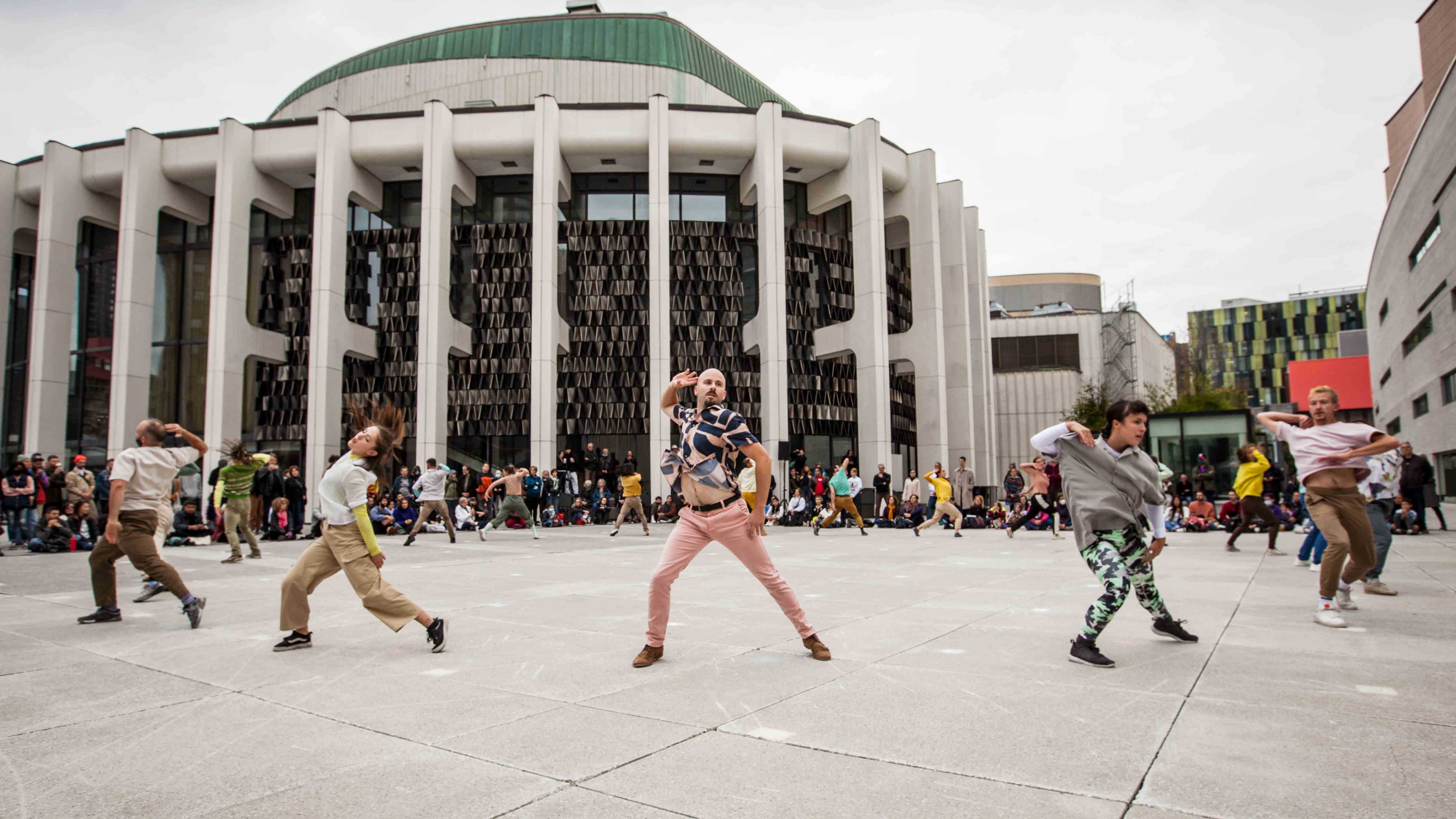 Groupe de danseurs interprètent une chorégraphie des Préludes