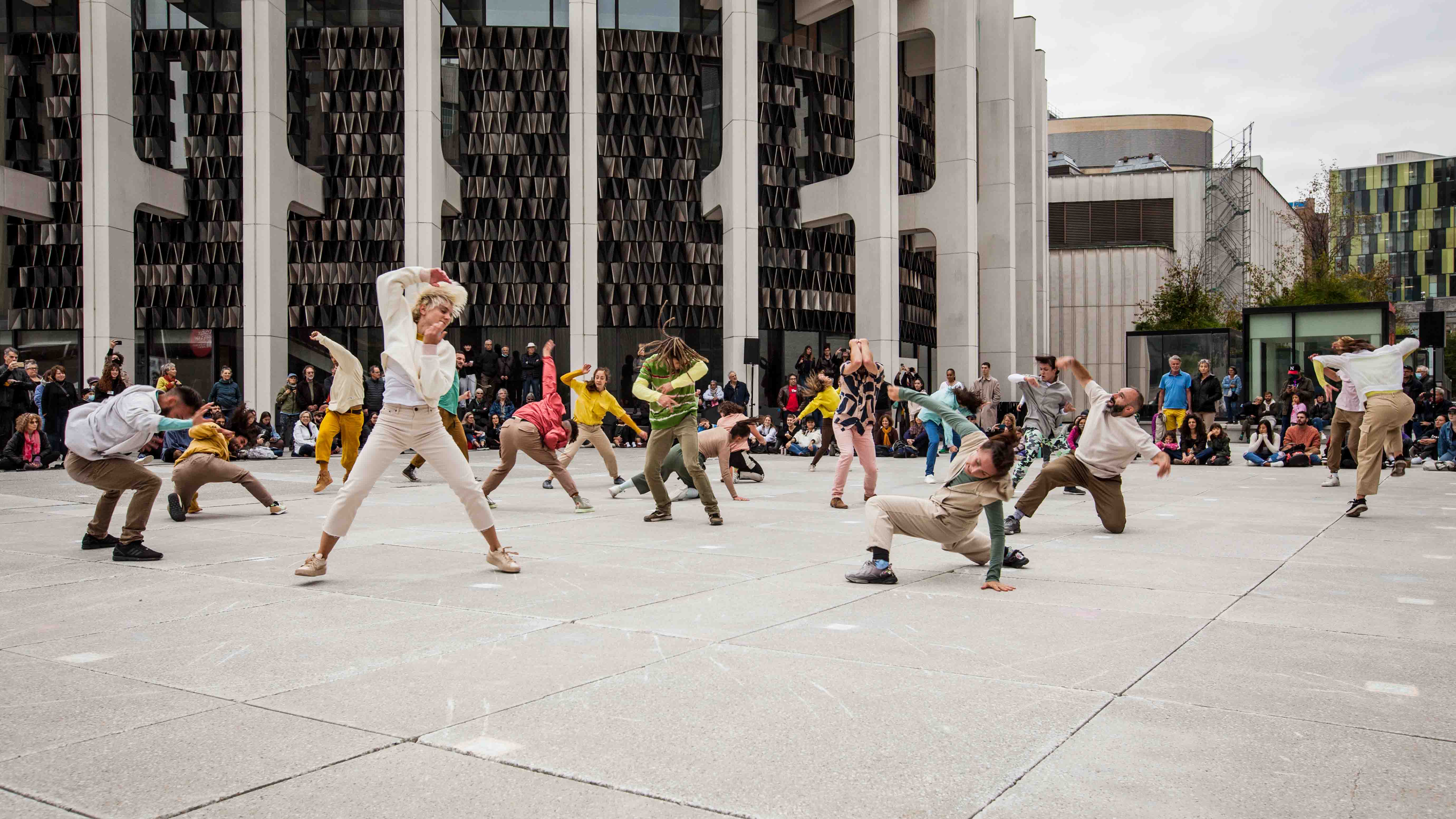 Groupe de danseurs interprètent une chorégraphie des Préludes