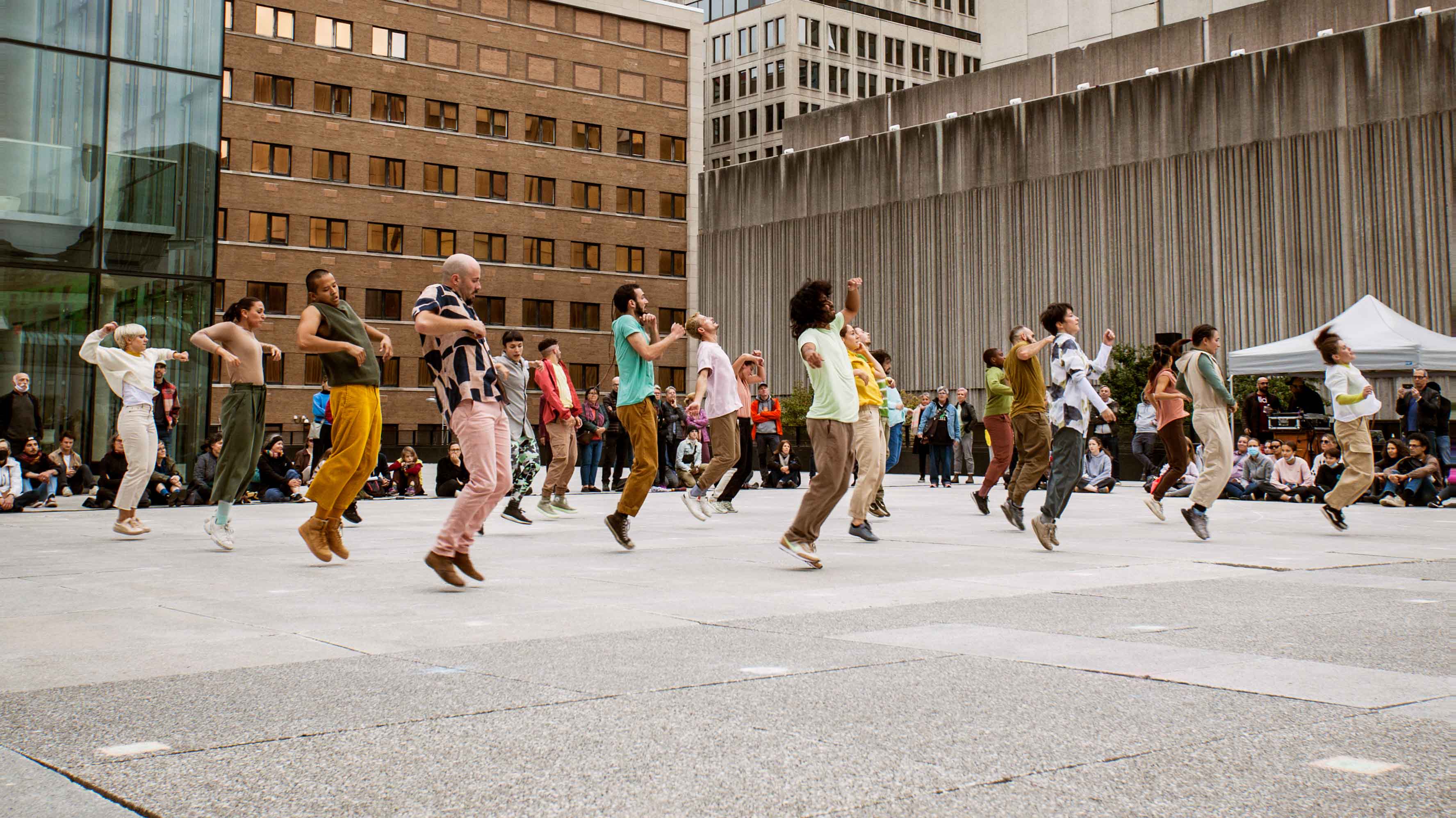 Groupe de danseurs interprètent une chorégraphie des Préludes