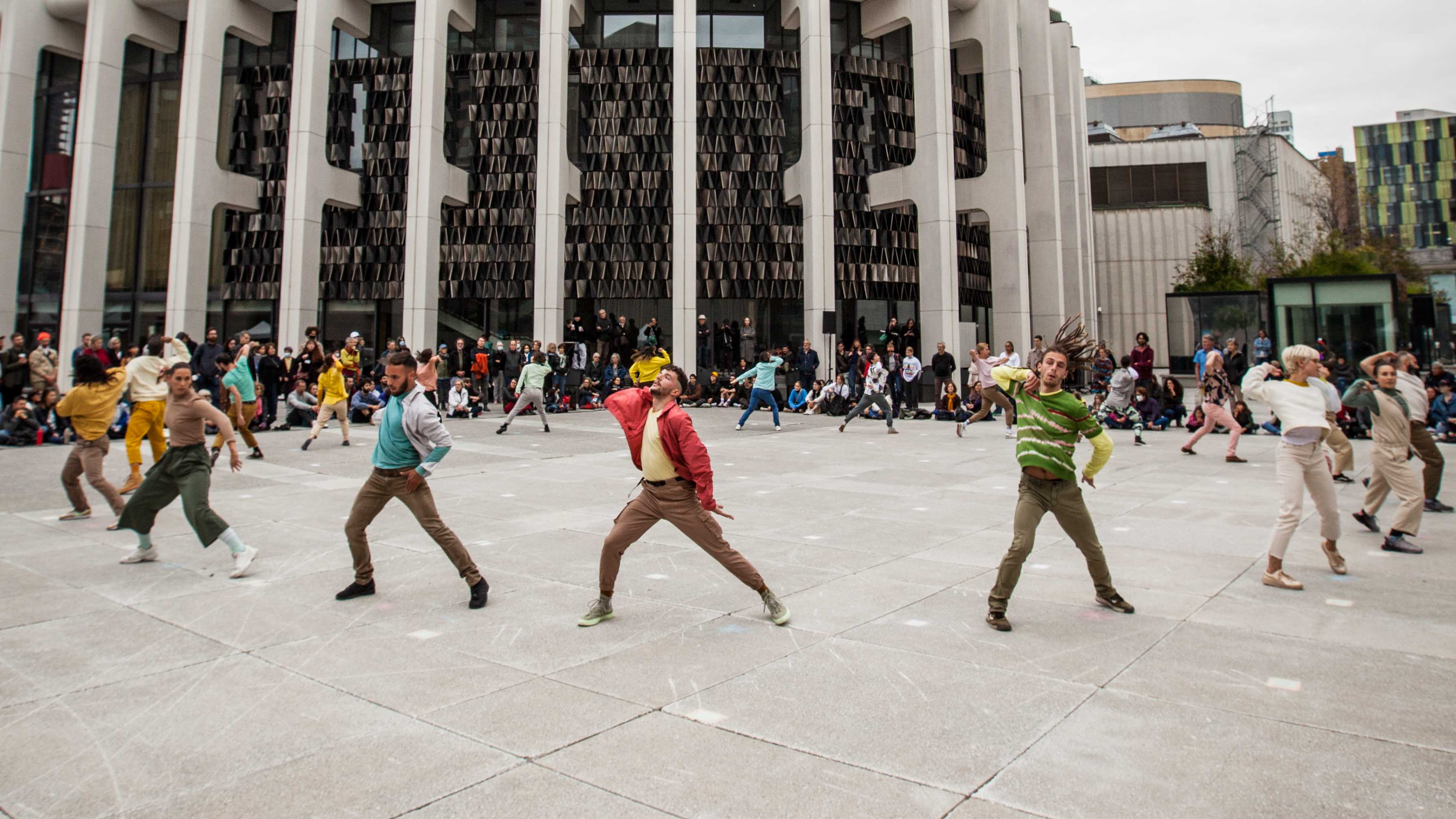 Groupe de danseurs interprètent une chorégraphie des Préludes