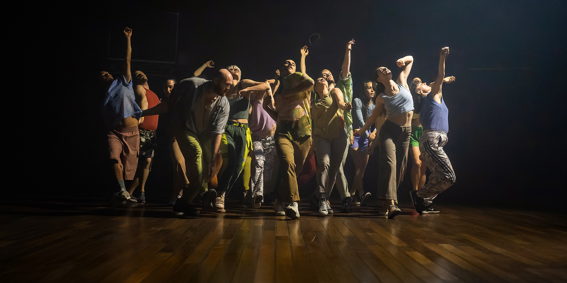 Groupes de danseurs interprètent la chorégraphie de Chorale