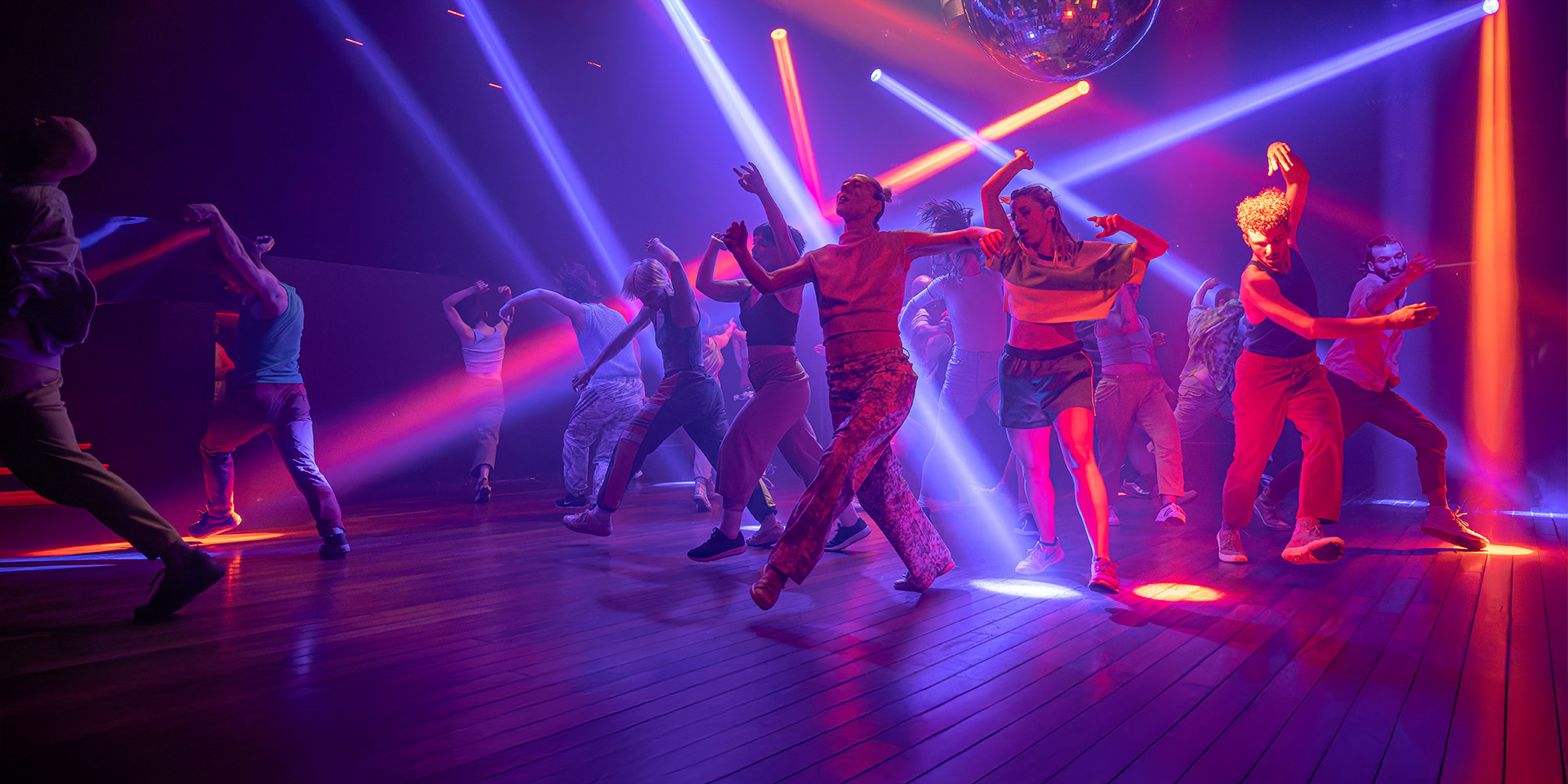 Groupes de danseurs interprètent la chorégraphie de Chorale