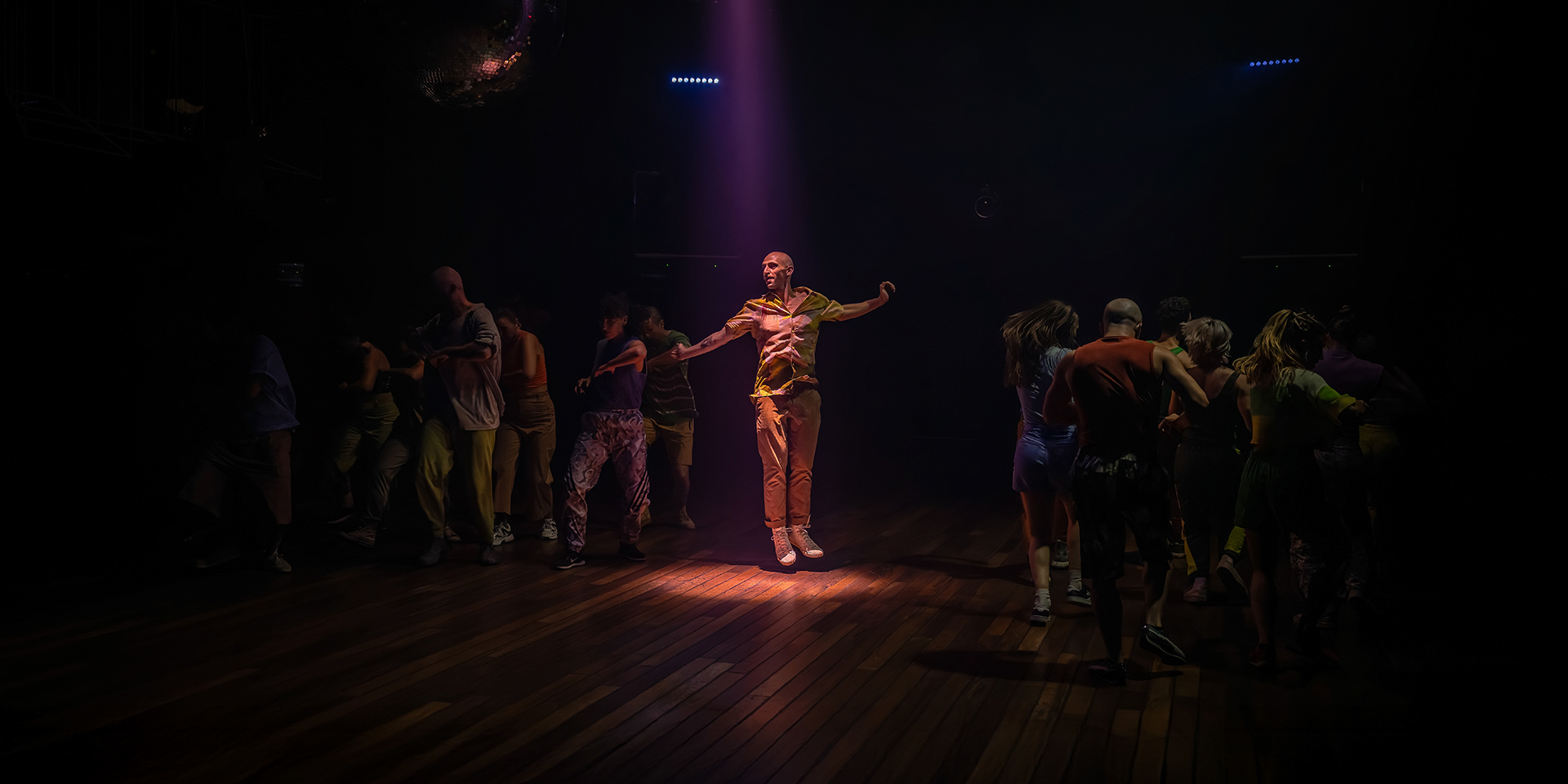 Groupes de danseurs interprètent la chorégraphie de Chorale