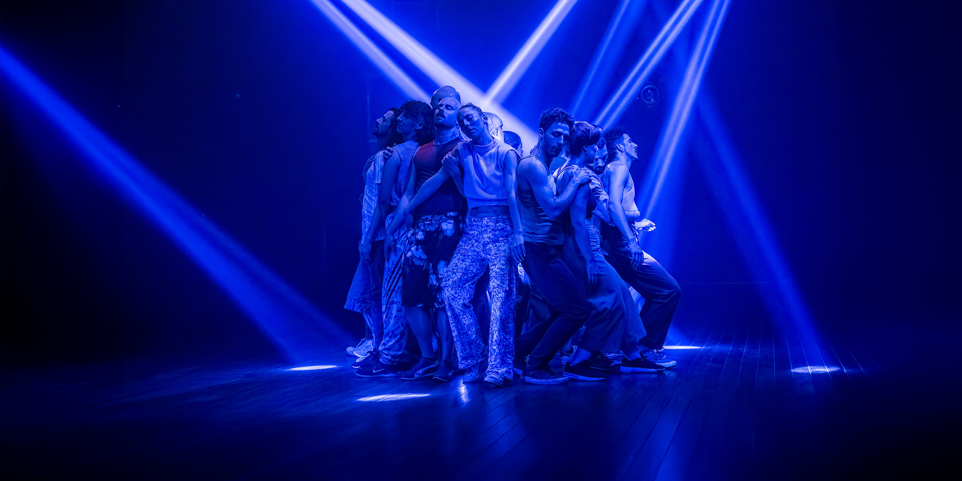 Groupes de danseurs interprètent la chorégraphie de Chorale