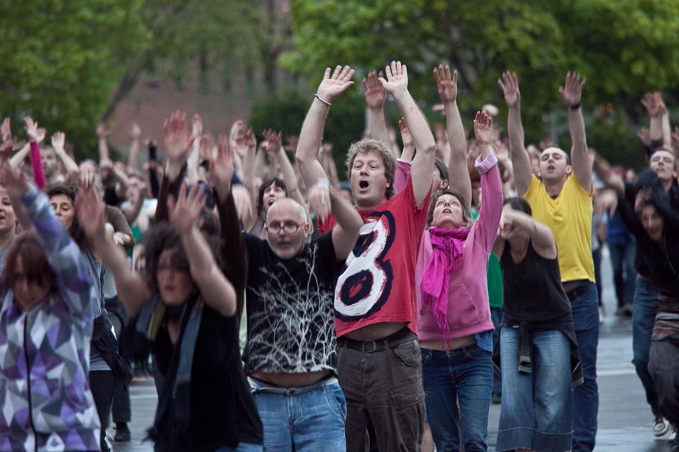 Normand Miron, vêtu d'un t-shirt arborant le chiffre 8, parmi le groupe de danseurs amateurs interprétant la chorégraphie du Grand Continental XL.