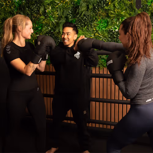Hands-on begeleiding tijdens personal kickboksen in Drachten