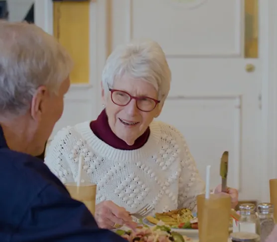 Older adults enjoying lunch and conversation at Laurelmead
