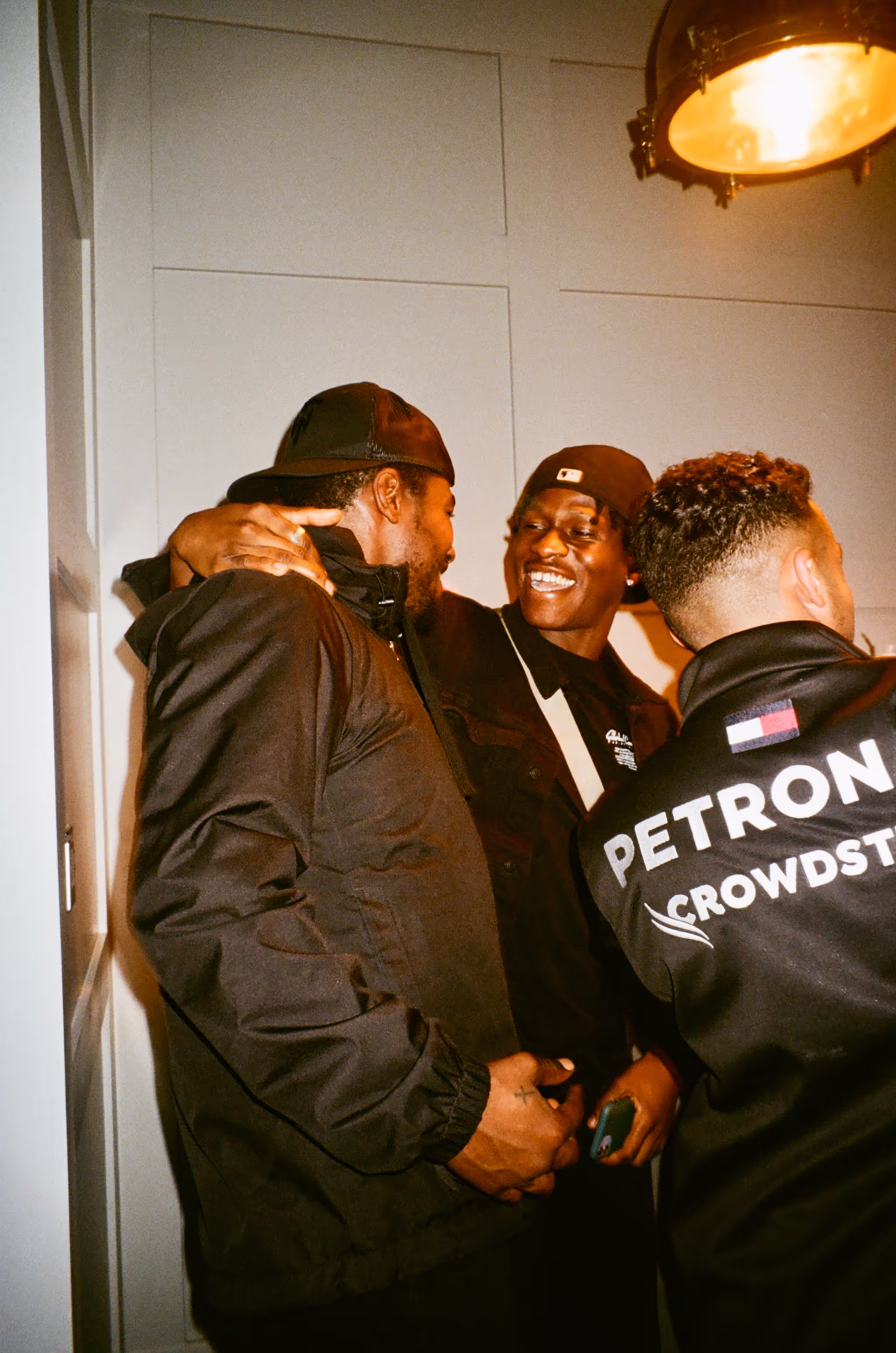 Three friends laughing and having fun at Soirée's MONOCHROME House Party vol.2, with the dress code ALL BLACK