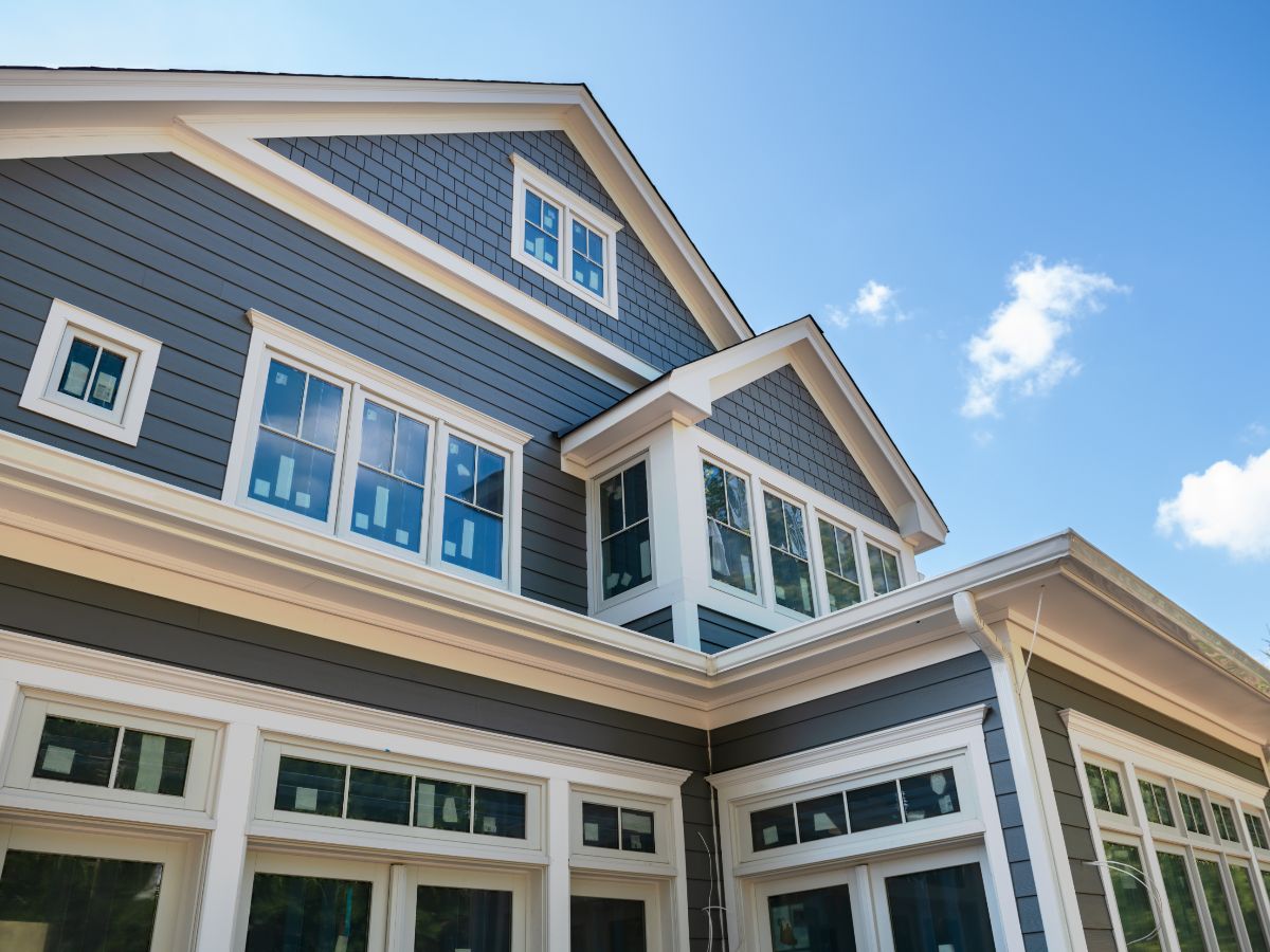 How to Choose the Right Contractor for Your New Build Siding, Soffit, Fascia, and Eavestrough Installation