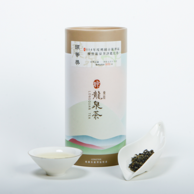 「龍泉包種茶」由李登輝前總統親自賜名，寓意龍潭山水滋養、茶香如泉長流。為春天採收產製的春茶，是龍潭地區每年「龍泉茶比賽」的重要參賽品項之一。茶葉外觀為半球形、葉片翠綠，香氣清雅淡逸、帶自然花香；沖泡後淡雅清香漸次釋放，伴隨微微花香與回甘氣息。由在地茶農精心種植青心烏龍，細緻製作完成後，再由龍潭農會評選出品質優異的茶品。包裝設計融合龍潭意象與茶鄉風情，傳遞茶農用心與在地自然風味。