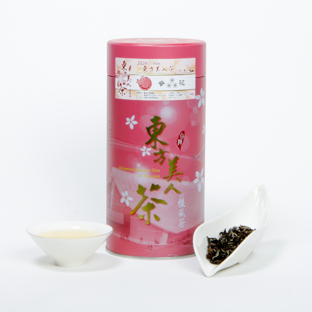 東方美人茶又名白毫烏龍、香檳烏龍、膨風茶或五色茶，是龍潭茶鄉夏季的代表茶款，以青心大冇茶樹嫩芽為原料，必須經過小綠葉蟬叮咬，使茶葉在自然反應中孕育出獨特的蜜香與熟果香。龍潭地區的茶農歷經世代傳承與技藝精進，將東方美人茶的製作工藝發揮至極致，使龍潭出產的東方美人茶在全國性比賽中屢獲佳績，長年穩居常勝軍之列。每逢盛夏，茶農細心採摘經小綠葉蟬啜咬過的茶芽，經繁複製程孕育出獨特的蜜香與熟果香，成就夏季茶比賽中的亮點茶品。茶湯色澤琥珀明亮，香氣高雅帶有天然蜜香與熟果韻，滋味圓潤甘醇、層次豐富，入口後齒頰留香，回甘悠長。包裝設計融合龍潭意象與茶鄉風情，傳遞茶農用心與自然風味。