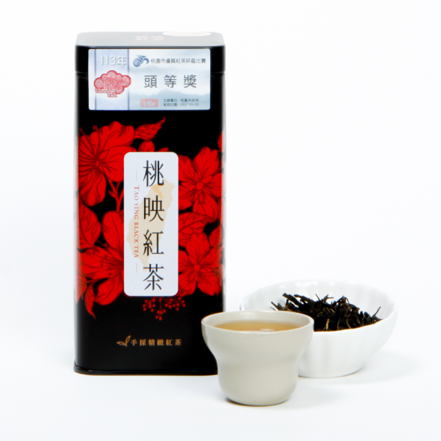 桃映紅茶取名自桃園龍潭，寓意茶香如紅霞映照桃花源。以桃園在地的大葉種及台茶18號茶菁製成，經全發酵與適度烘焙，茶湯紅艷明亮，香氣鮮爽、滋味甘甜，沒有一般紅茶的苦澀，不必加糖與奶精，即能品味其天然醇美。為秋天產製的茶款，適合在中秋烤肉時搭配飲用，能去油解膩、清爽回甘。桃映紅茶也是桃園市舉辦的紅茶比賽茶之一，深受茶友喜愛。包裝設計融合龍潭茶鄉風情，呈現紅茶的溫潤魅力與在地特色。