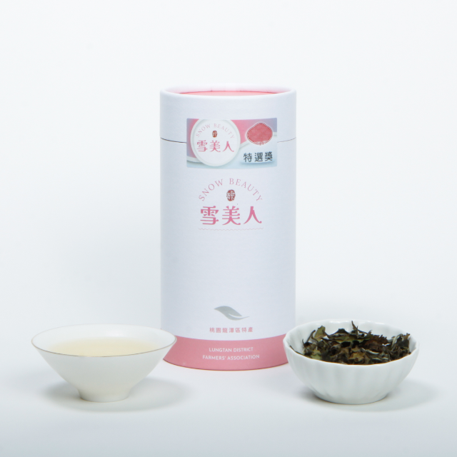 雪美人茶是龍潭地區近年推出的新興茶品，屬於「臺灣橙茶」系列，多以台茶17號〈白鷺〉為主要品種，由茶改場攜手在地農政單位共同推廣，並由桃園市龍潭區農會舉辦專屬的雪美人茶比賽，推動此茶在地方迅速嶄露頭角。茶葉外觀茶芽彎曲，覆有顯著白毫，沖泡後茶湯橙黃清澈明亮，帶有毫香或花果香；若茶芽曾受小綠葉蟬吸食，更會散發濃郁的蜜香風味。滋味鮮爽中蘊含烏龍茶的醇厚感，淡雅細膩、回甘悠長。適合冬日靜心細品，亦能搭配點心或節慶餐桌，展現龍潭茶鄉的新風貌。