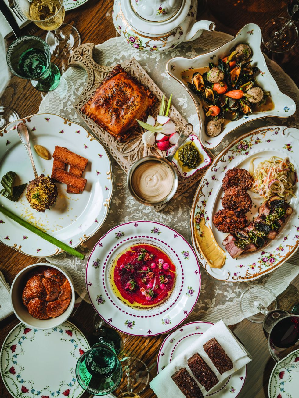 The table at Berta: grandmother's porcelain, Jerusalem fire