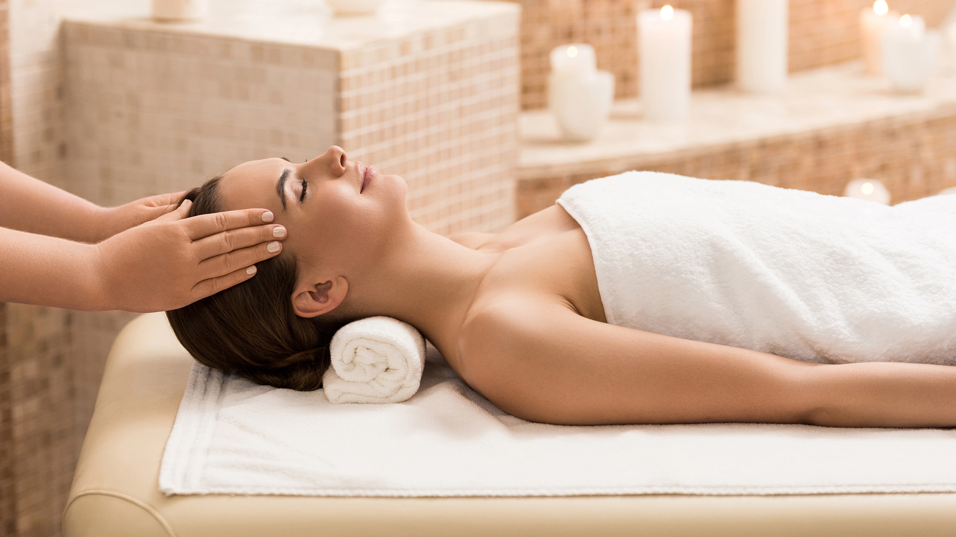 Kunde genießt eine wohltuende Massage im FineSpa