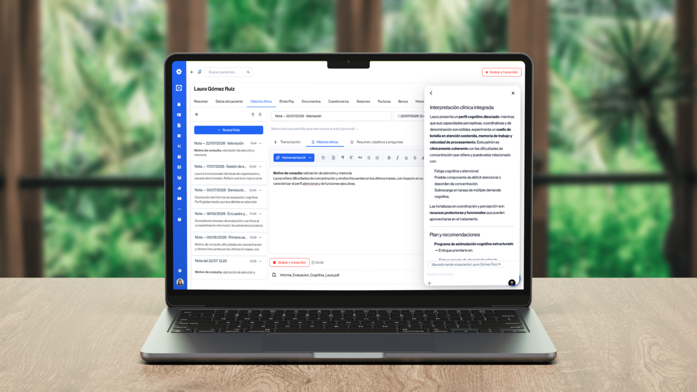 Plataforma de gestión Eholo mostrando la historia clínica de un paciente y el análisis de una evaluación cognitiva con inteligencia artificial
