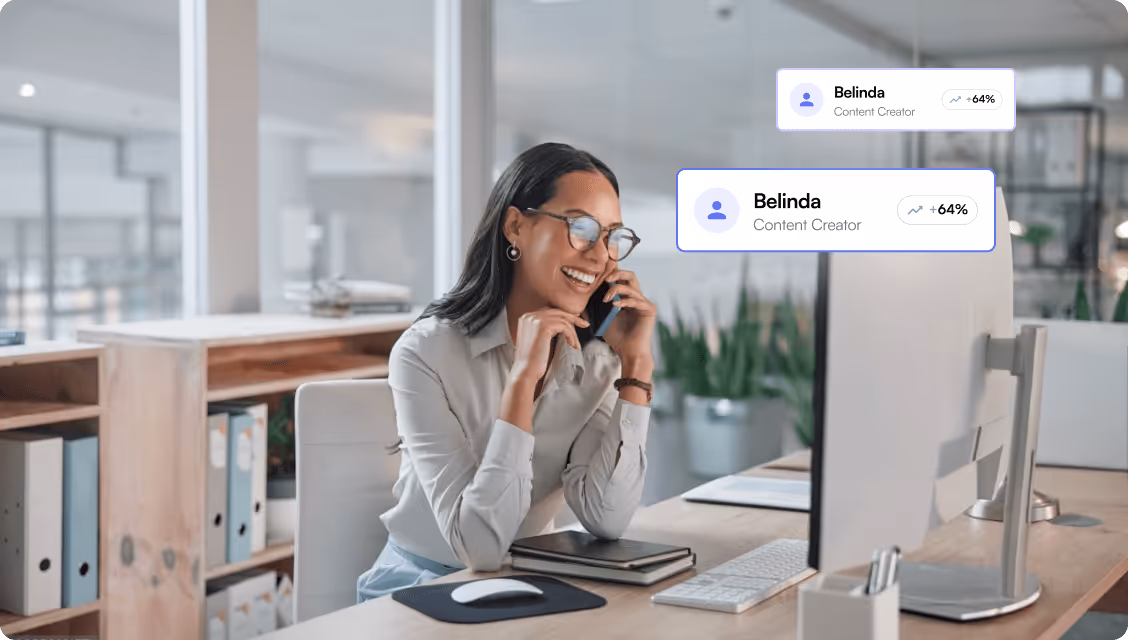 Appel téléphonique, affaires et femme avec un ordinateur, conversation et sourire avec projet et parler. Personne, bureau et employé avec pc et travailleur avec joie et rire avec communication et discussion