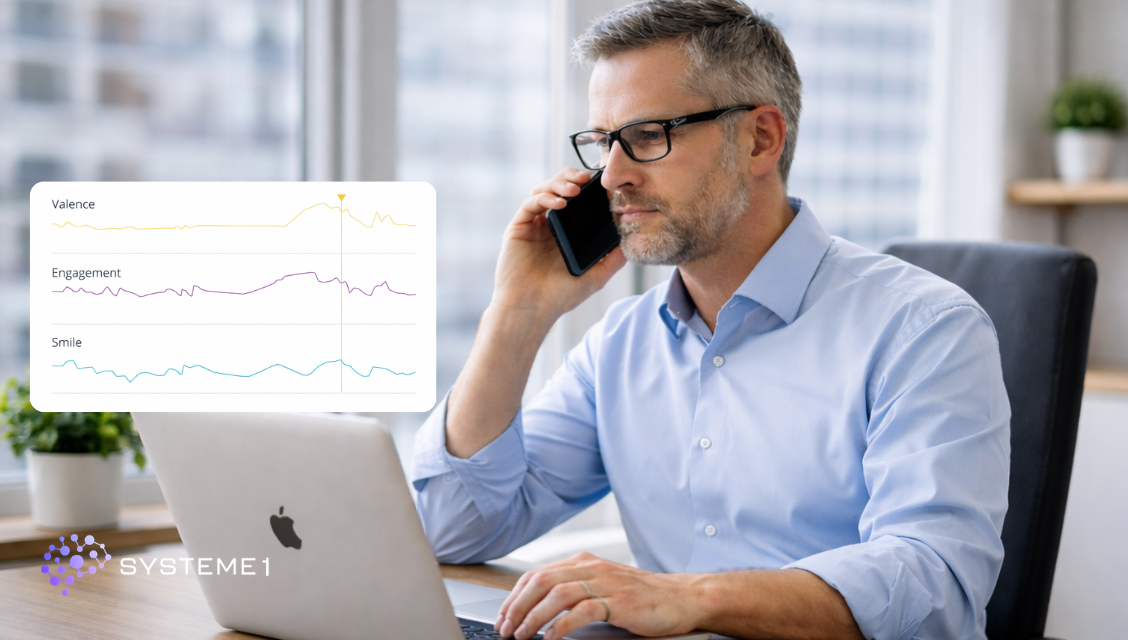 Appel téléphonique, affaires et femme avec un ordinateur, conversation et sourire avec projet et parler. Personne, bureau et employé avec pc et travailleur avec joie et rire avec communication et discussion